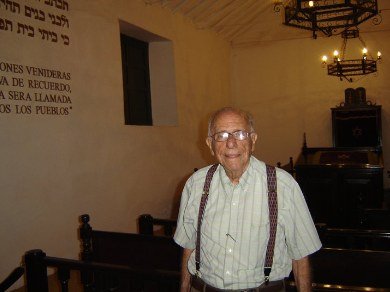 coro3 El señor Herman Henríquez y parte de la pared que se cayó. Foto Néstor Garrido