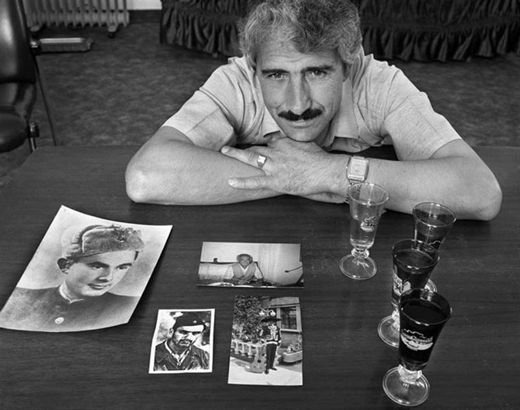 albania_besa_2 Alí Sheqer Pashkaj, fotografiado por el norteamericano Norman Gershman. Su padre, almacenero, salvó al joven judío Yasha Bayuhovio, de sombrero mexicano en una de las fotos