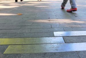 Placas que marcan la antigua ubicación del cementerio judío - HENAR SASTRE